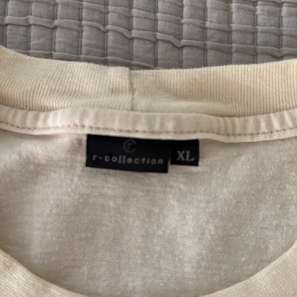 R Collection T Shirt with Blue Dolphin Print with ‘Family is the Best’ Sz XL - Picture 5 of 6